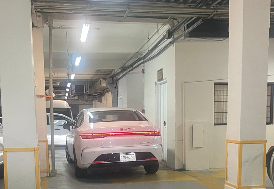 Gobierno de Guadalajara adquirió autos de lujo, según exhibieron regidores de Morena.