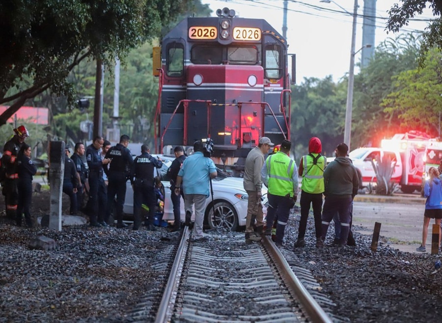 tren arrastra vehículo con 4 personas a bordo