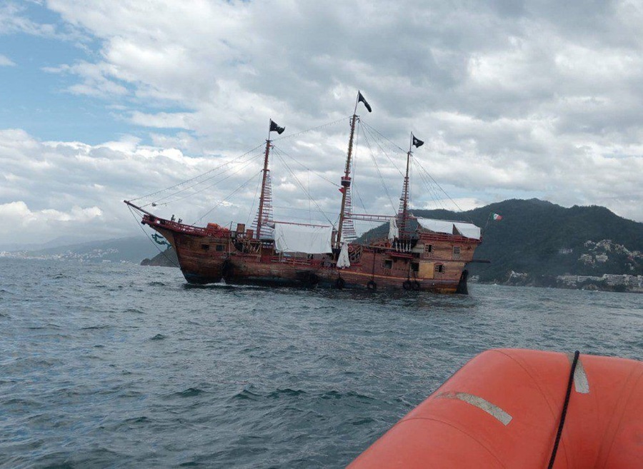 barco hundido en puerto vallarta