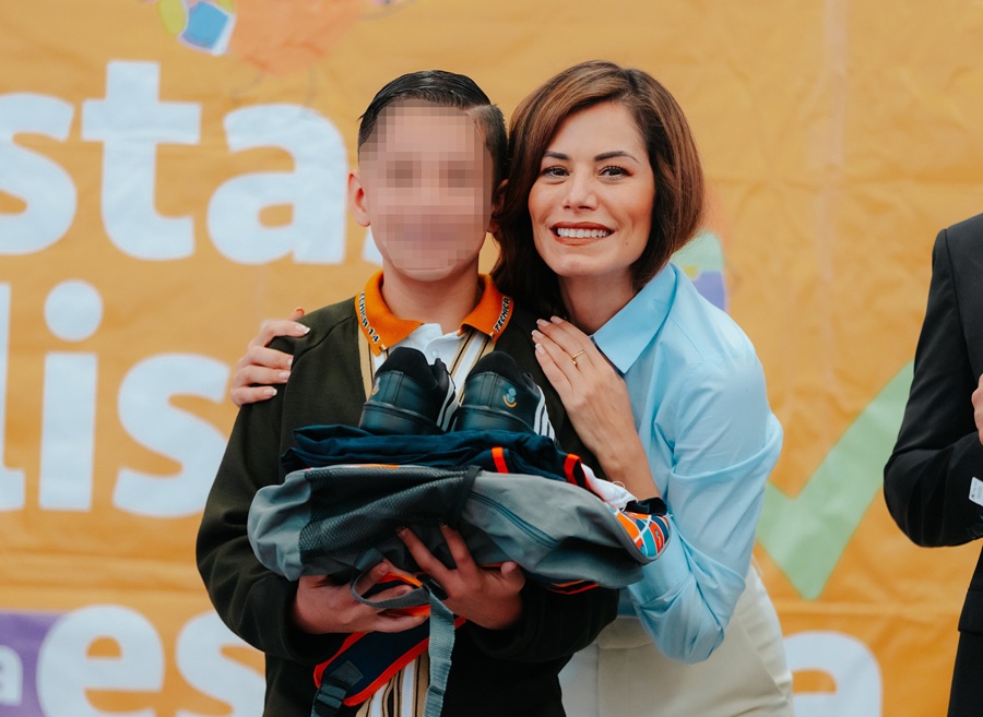 verónica delgadillo entrega útiles escolares