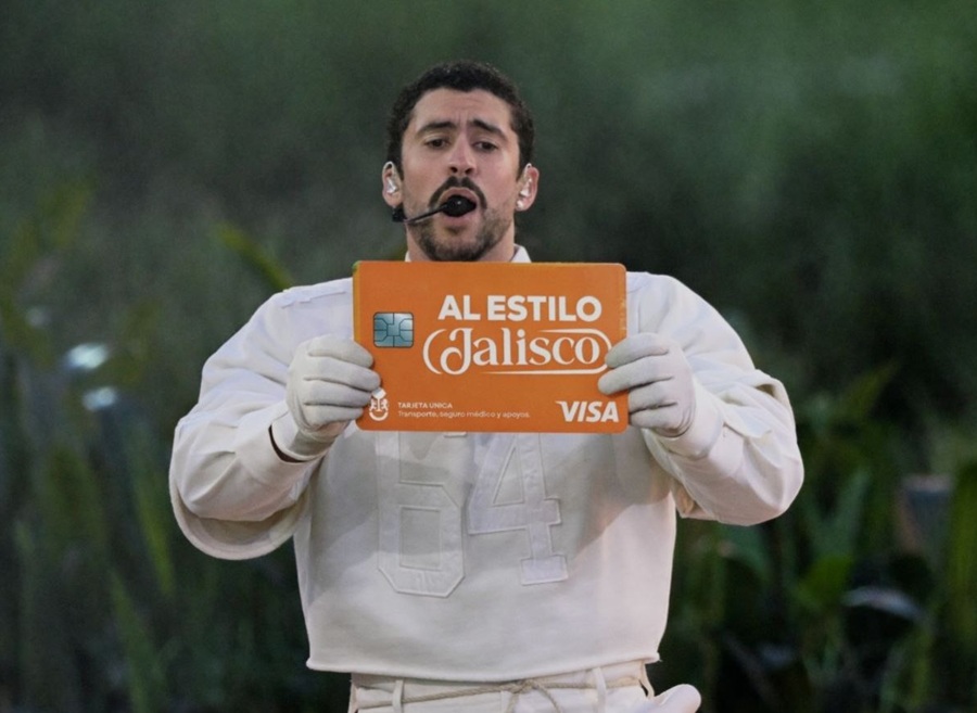 bad bunny con tarjeta única al estilo jalisco