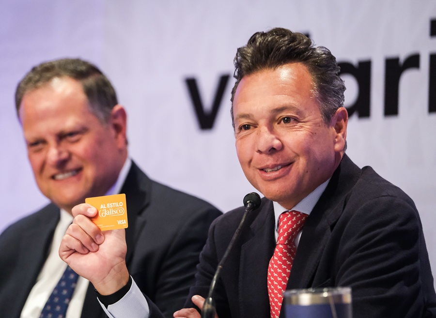 pablo lemus con tarjeta única al estilo jalisco