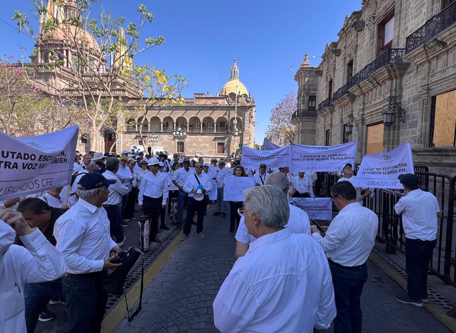 protestas contra tarifazo al transporte y tope a pensiones en Palacio de Gobierno de Jalisco