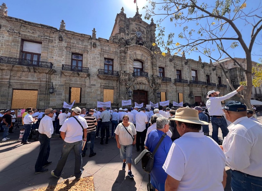 protestas contra tarifazo al transporte y tope a pensiones en Palacio de Gobierno de Jalisco
