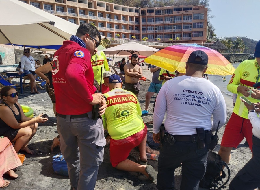 rescate en playa de manzanillo colima