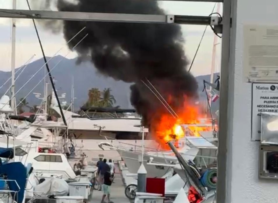 embarcación incendiada en puerto vallarta