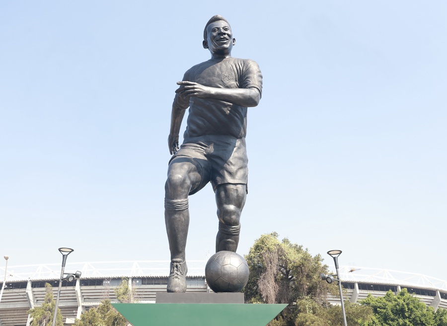 escultura de pelé en estadio jalisco guadalajara