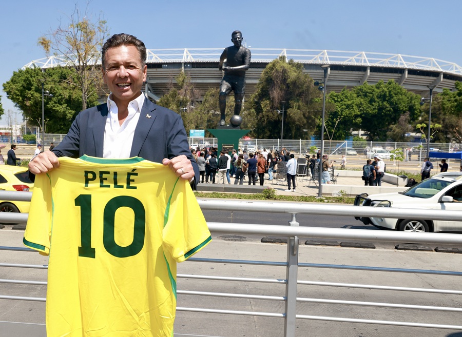 pablo lemus con escultura de pelé estadio jalisco