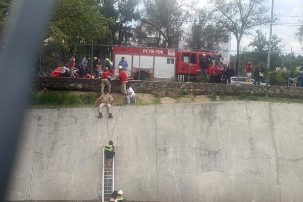 rescatan a dos mujeres de canal en zapopan
