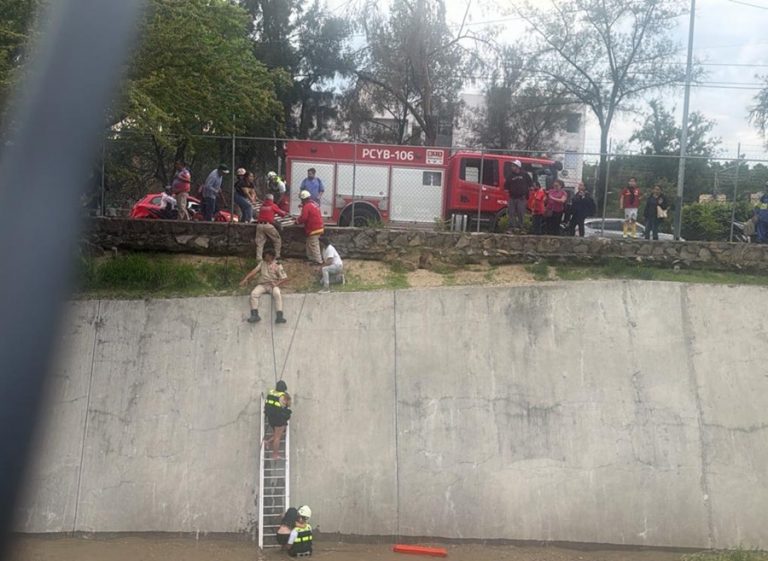 rescatan a dos mujeres de canal en zapopan