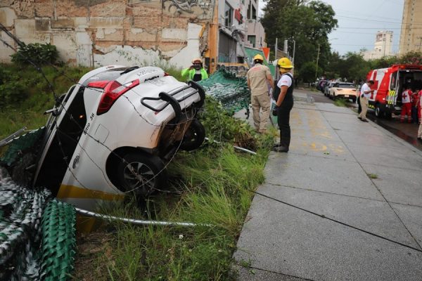 vehículo afectado por lluvia