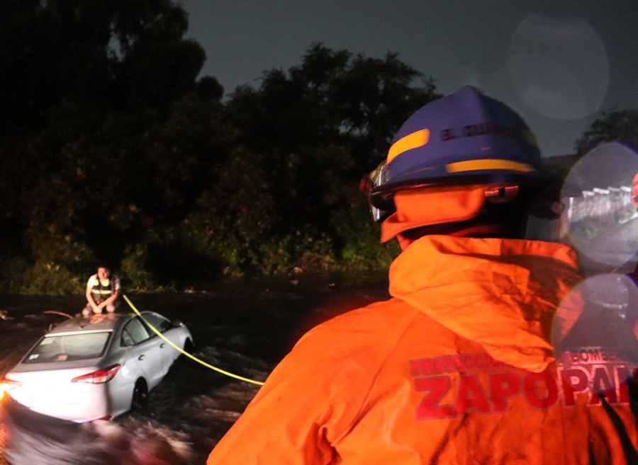 rescatan a conductor en zapopan tras lluvia