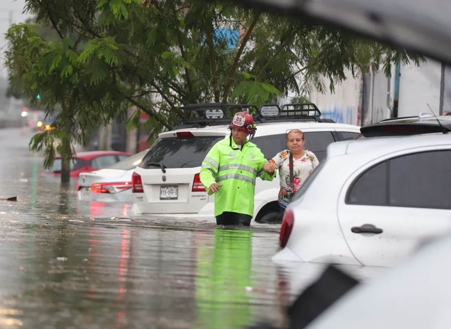 vehículos inundados por lluvia en guadalajara