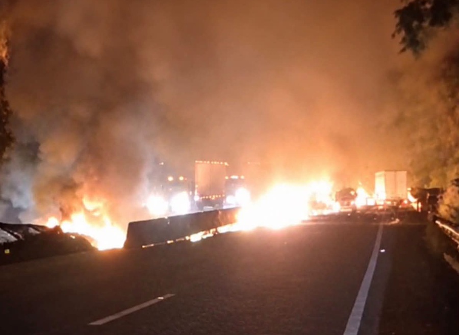 Arden tráileres en autopista GDL-Tepic; cierran circulación