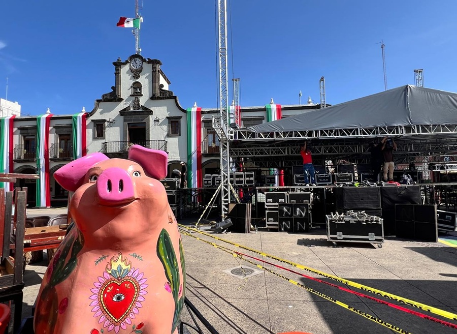 instalan escenario previo a grito de independencia en Tlaquepaque