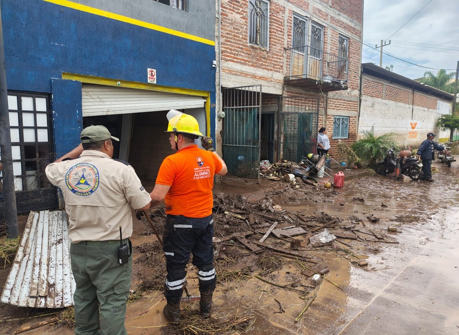 se desborda arroyo en zapotlanejo