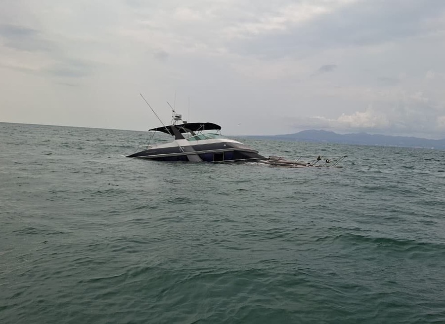Se hunde yate en Puerto Vallarta; rescatan a 12 personas