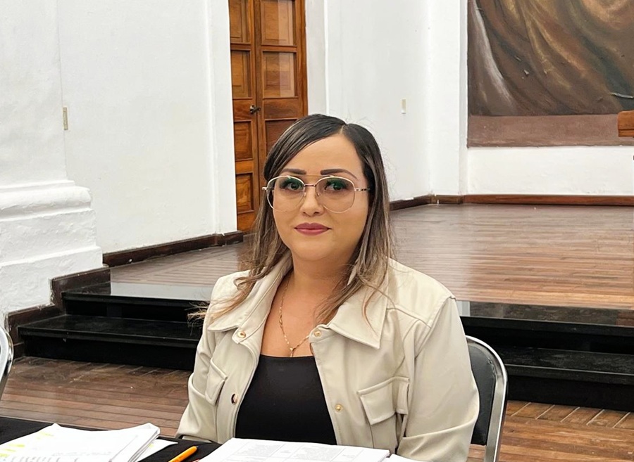 Sacan ‘trapitos’ en Tlaquepaque a directora de Instituto