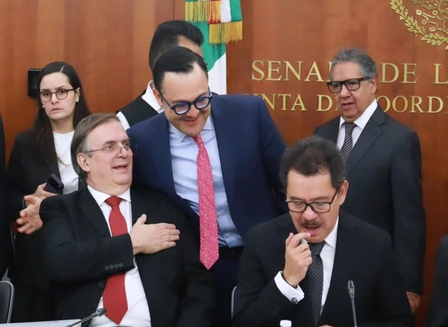 Foto Facebook. En oficio firmado por el secretario técnico Daniel Andrés Sibaja González (centro), senadores piden trato “vip” en Aeropuerto de Ciudad de México.