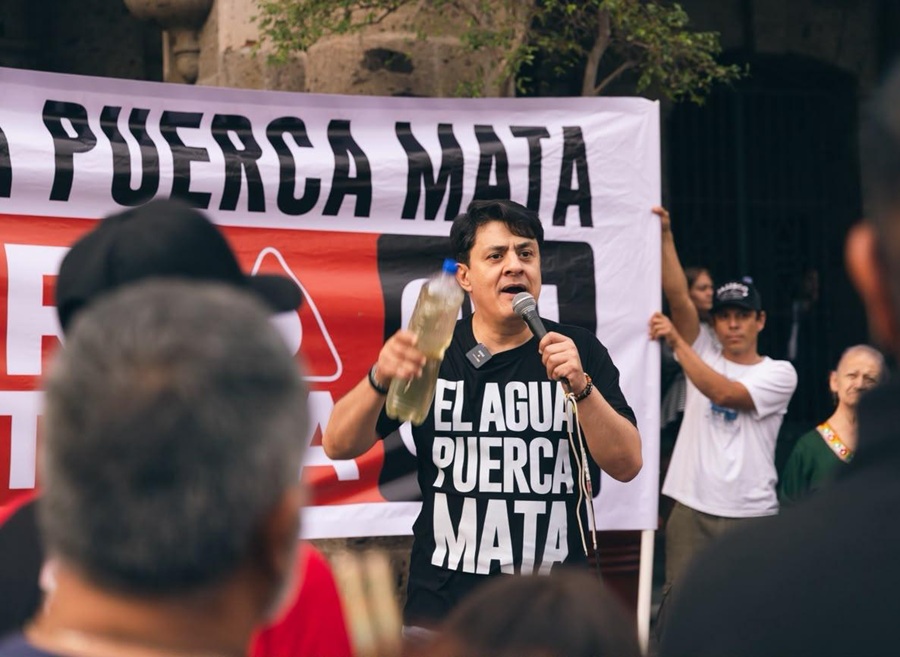 Arma ‘Chema’ protesta por agua sucia en Alcaldía de GDL