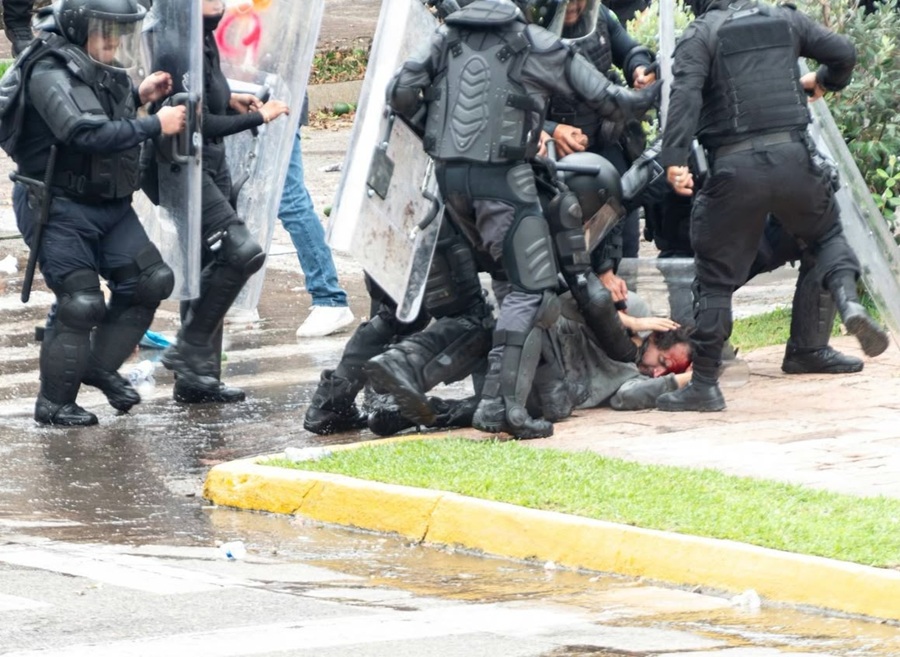 ‘Torturan’ a manifestantes; condena Sheinbaum represión