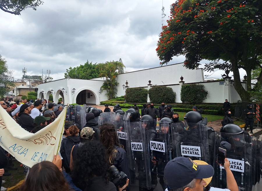 reprimen a manifestantes en casa jalisco